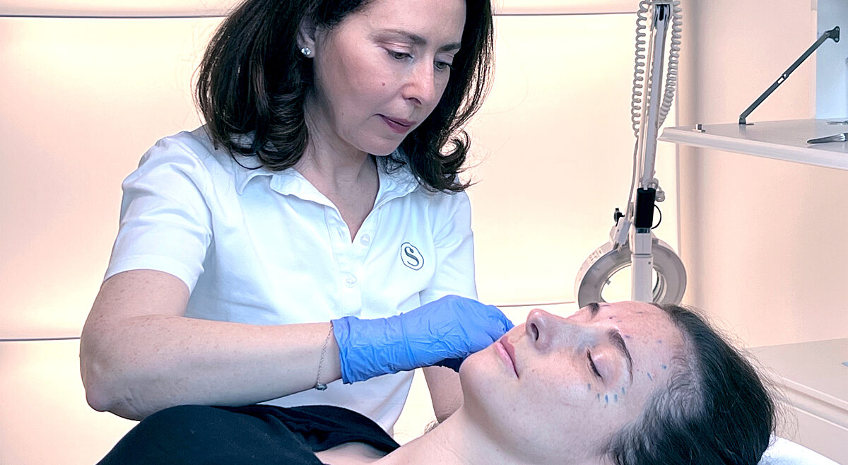 Aufnahme während der ästhetischen Gesichtsbehandlung von Marta durch Dr. Olga Juri