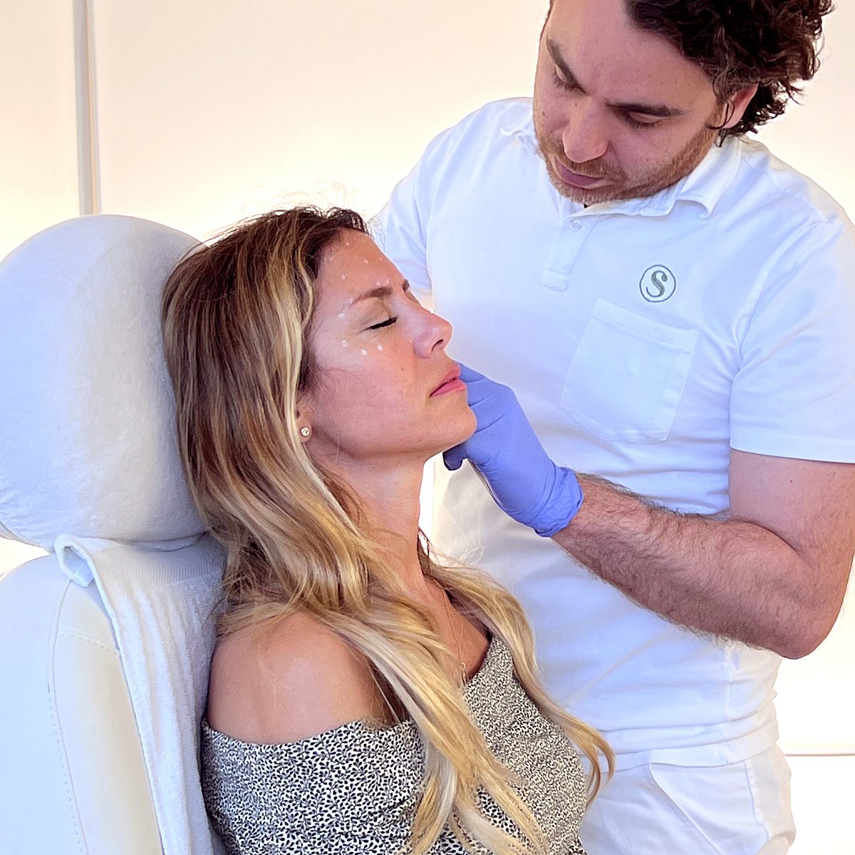 Photo of Silvana during Botulinum toxin treatment with Dr. Tobalem at Smoothline