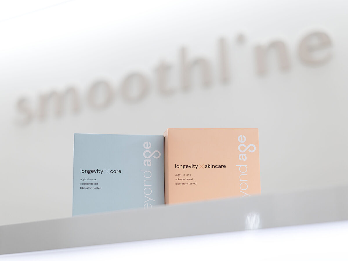 Foto der Verpackungen von Longevity-Produkten von Beyond Age, aufgenommen vor dem Smoothline Logo