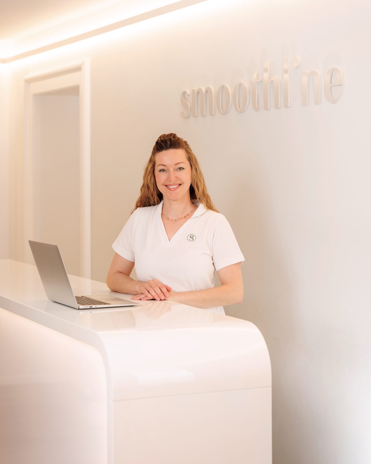 Fotoaufnahme von Cindy Eggimann am Empfangsdesk von Smoothline in Zürich