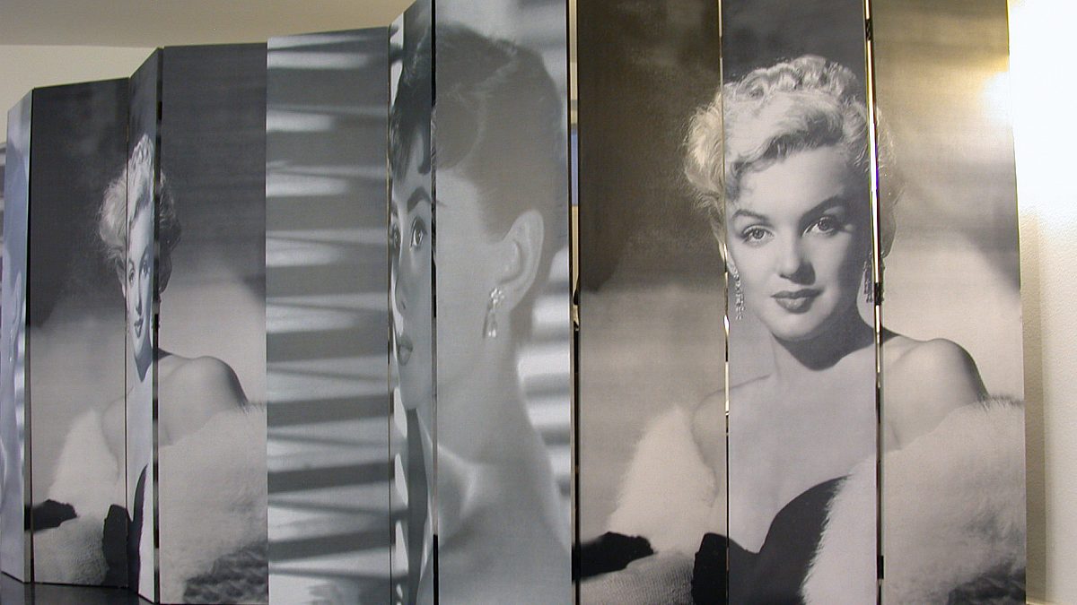 Foto des Paravents mit Fotos von Marilyn Monroe und Audrey Hepburn im ersten Geschäft von Smoothline an der Kirchgasse in Zürich