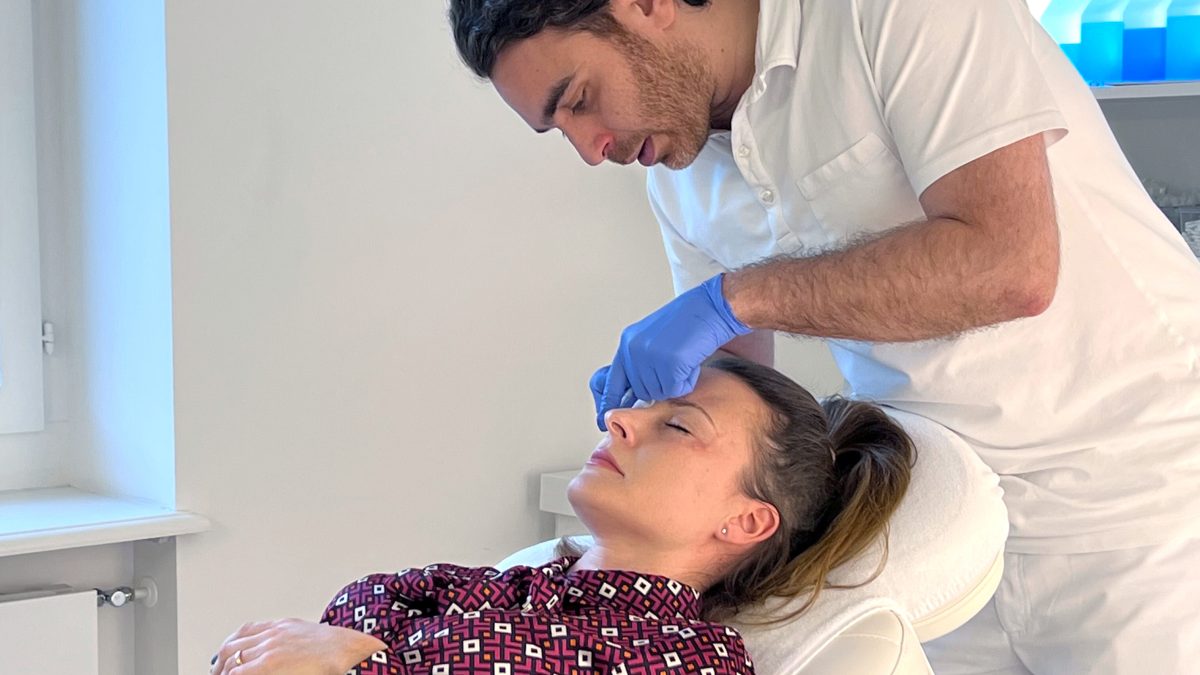 Foto von Ekaterina auf der Behandlungsliege während der Botulinumtoxin-Behandlung bei Smoothline