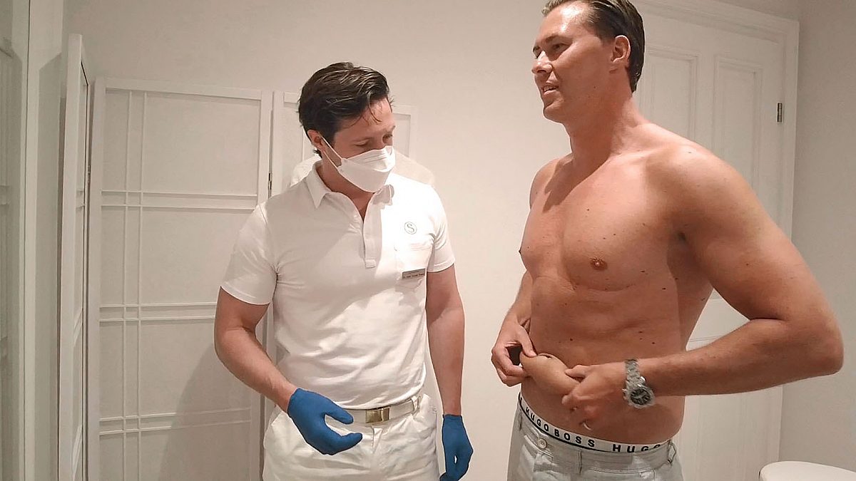 Photo of Hannes discussing his CoolSculpting treatment with the doctor