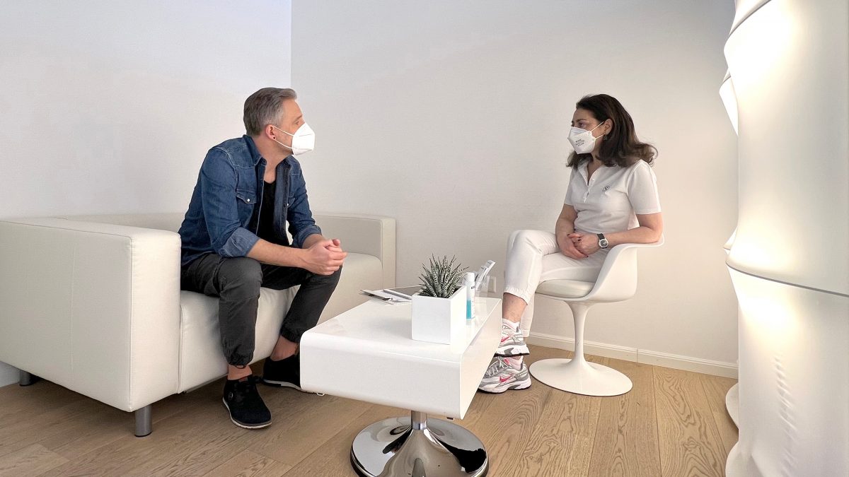 Photo of Michael during the discussion of the sweat treatment with Dr. Olga Juri at Smoothline