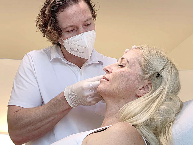Photo of Sabrina and the doctor during her treatment at Smoothline