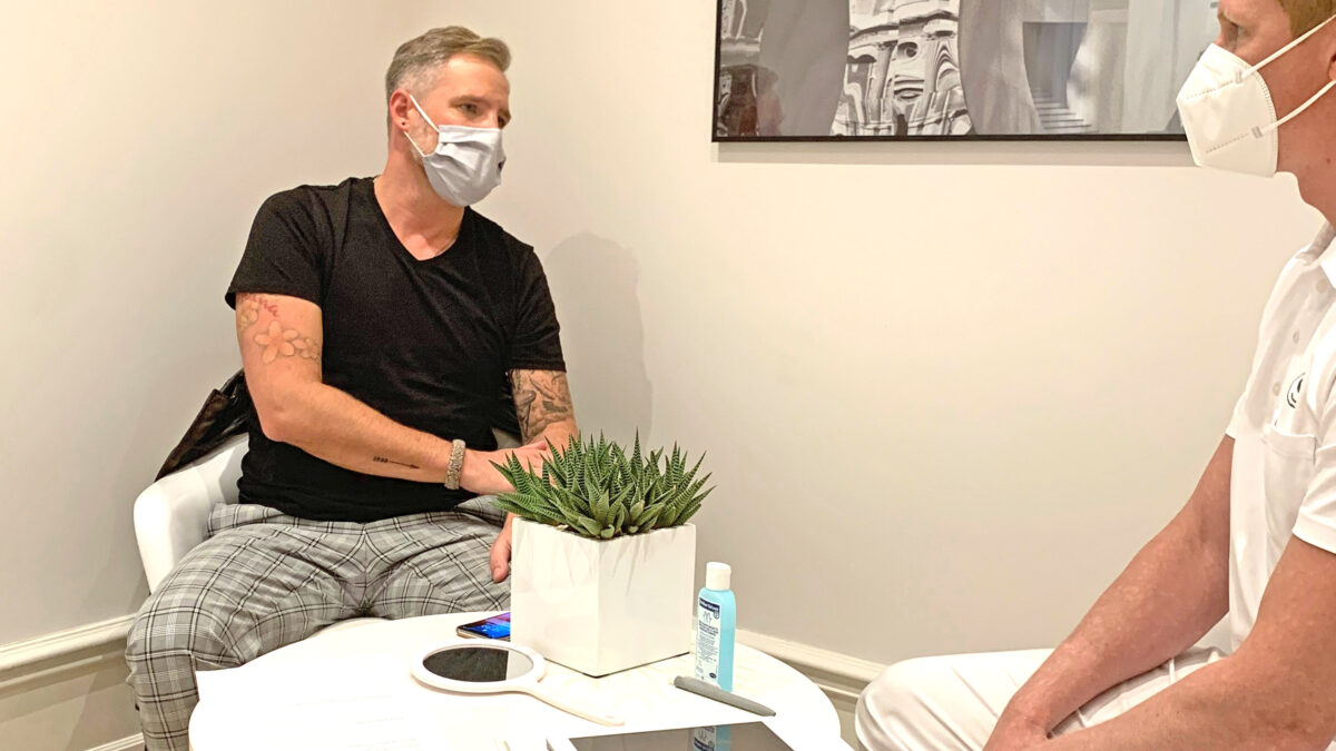 Foto von Michael während er seine CoolSculpting-Behandlung mit dem Arzt bespricht