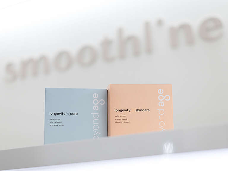Foto der Verpackungen von Longevity-Produkten von Beyond Age, aufgenommen vor dem Smoothline Logo